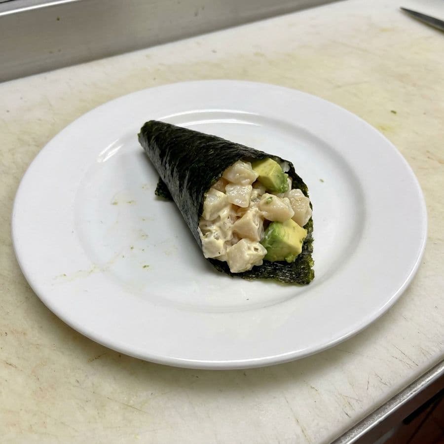 18. Scallop with Avocado Hand Roll (1 Pc.)